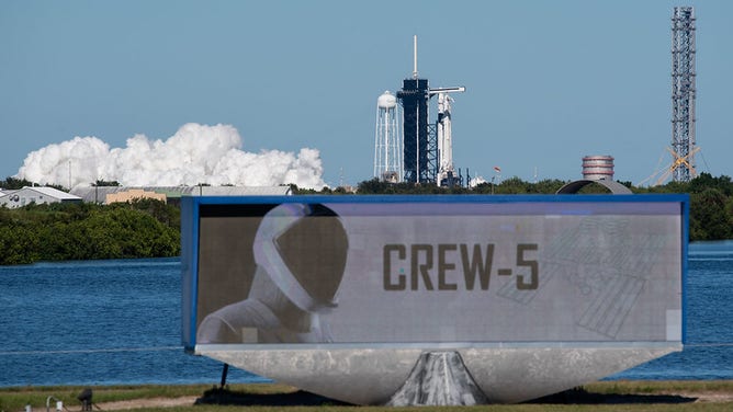 Rakieta SpaceX Falcon 9 ze statkiem kosmicznym Crew Dragon na pokładzie jest widoczna na wyrzutni w Launch Complex 39A podczas krótkiego statycznego testu ogniowego przed misją NASA SpaceX Crew-5, niedziela, 2 października 2022, w NASA Kennedy Space Center na Florydzie.