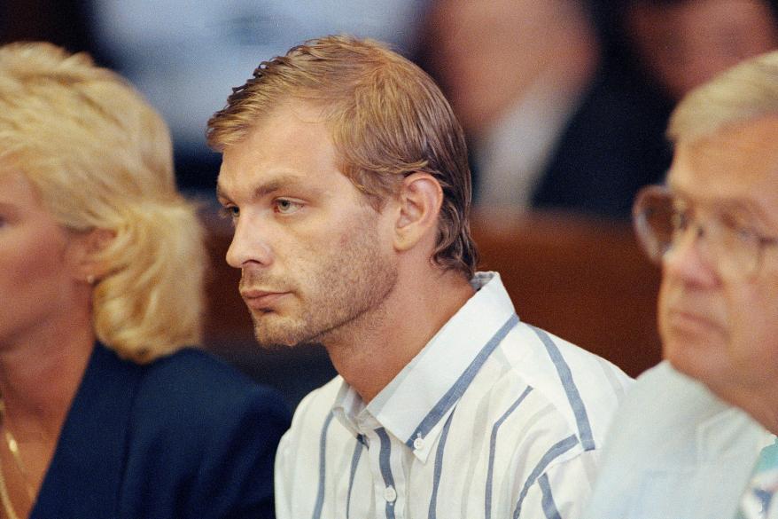 Jeffrey L. Dahmer pojawia się po raz pierwszy w sądzie hrabstwa Milwaukee, gdzie zostaje oskarżony o cztery zarzuty morderstwa z premedytacją pierwszego stopnia,