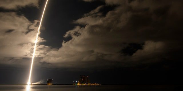 Rakieta United Launch Alliance Atlas 5 ze statkiem kosmicznym Lucy na pokładzie jest pokazana na tym 2 minutowym i 30-sekundowym zdjęciu podczas startu z Space Launch Complex 41, w sobotę, 16 października 2021 r., w Cape Canaveral Space Force Station na Florydzie. 
