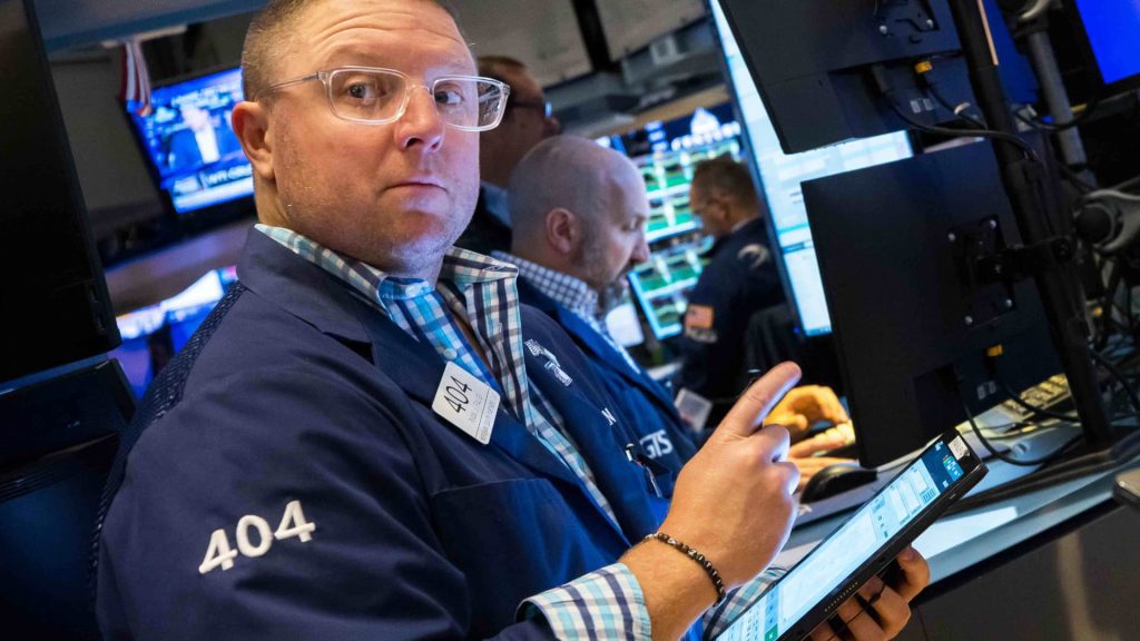 Nasdaq spadł o ponad 1%, a Dow Jones o 250 punktów, ponieważ wyższe stopy zwrotu wywierają presję na akcje