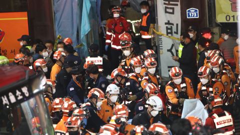 Służby ratownicze leczą rannych 30 października 2022 r. w Seulu w Korei Południowej.