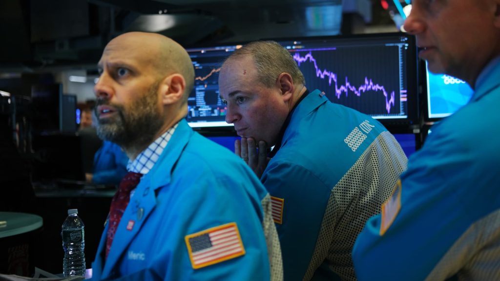 Dow spadł o 200 punktów, aby zamknąć szalony tydzień rynkowy, ponieważ inwestorzy przygotowują się na przyszłe zyski