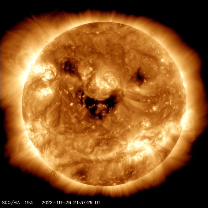 NASA robi zdjęcie „uśmiechniętego” słońca.  To nie jest takie urocze, jak się wydaje.