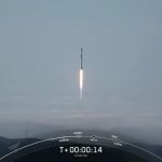 SpaceX wystrzeliwuje 52 satelity Starlink, lądując rakietę na statku na Oceanie Spokojnym
