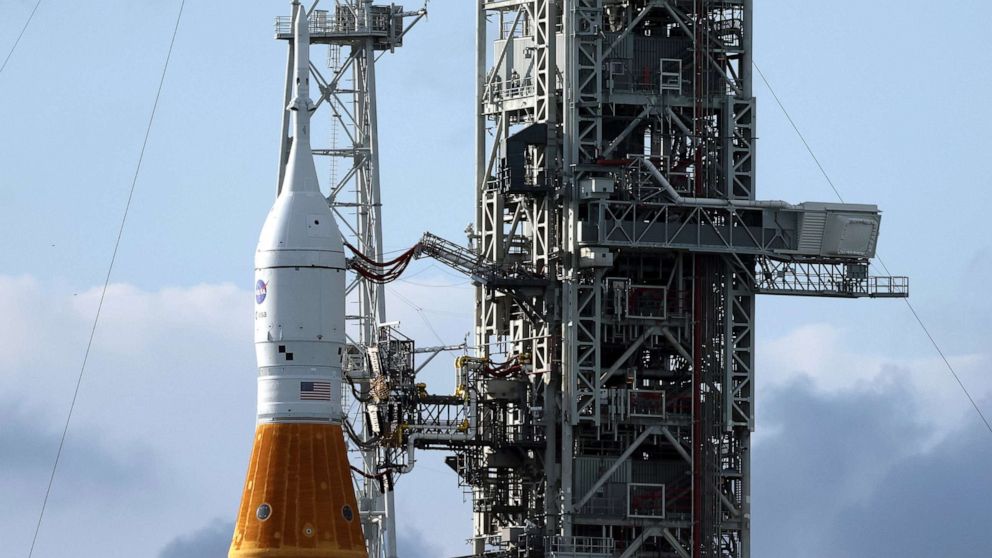 ZDJĘCIE: Rakieta NASA Space Launch System ze statkiem kosmicznym Orion na szczycie Launch Pad 39B podczas ostatnich przygotowań do misji Artemis I w Centrum Kosmicznym im. Kennedy'ego, 14 listopada 2022 r. W Cape Canaveral na Florydzie.