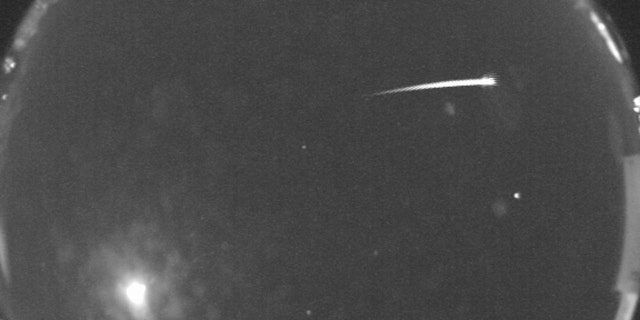 17 listopada o godzinie 1:45 GMT kamera All Sky Camera NASA na Uniwersytecie Stanowym Nowego Meksyku uchwyciła to zdjęcie meteorów Leonidów przecinających niebo.