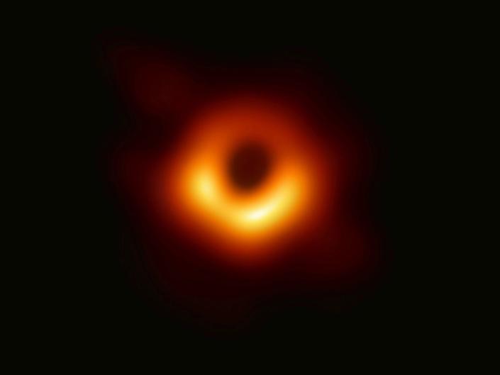 Pierwsze zdjęcie czarnej dziury M87