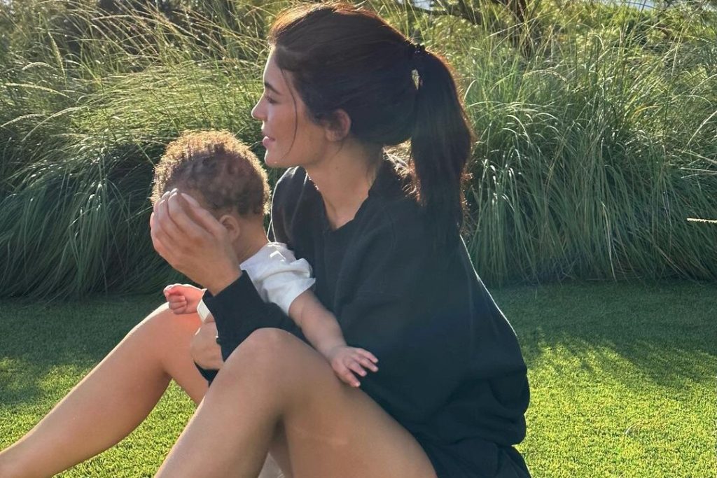 Kylie Jenner udostępnia urocze nowe zdjęcia swojego syna po potwierdzeniu, że wciąż ma na imię Wilk