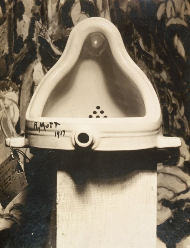 Marcela Duchampa "la fontaine," Przedstawiony przez Alfreda Stieglitza w Galerii Sztuki 291 po wystawie Stowarzyszenia Artystów Niezależnych z 1917 roku.