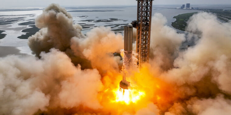 SpaceX 11 uruchomił silnik podczas przygotowywania masywnej orbitalnej rakiety testowej
