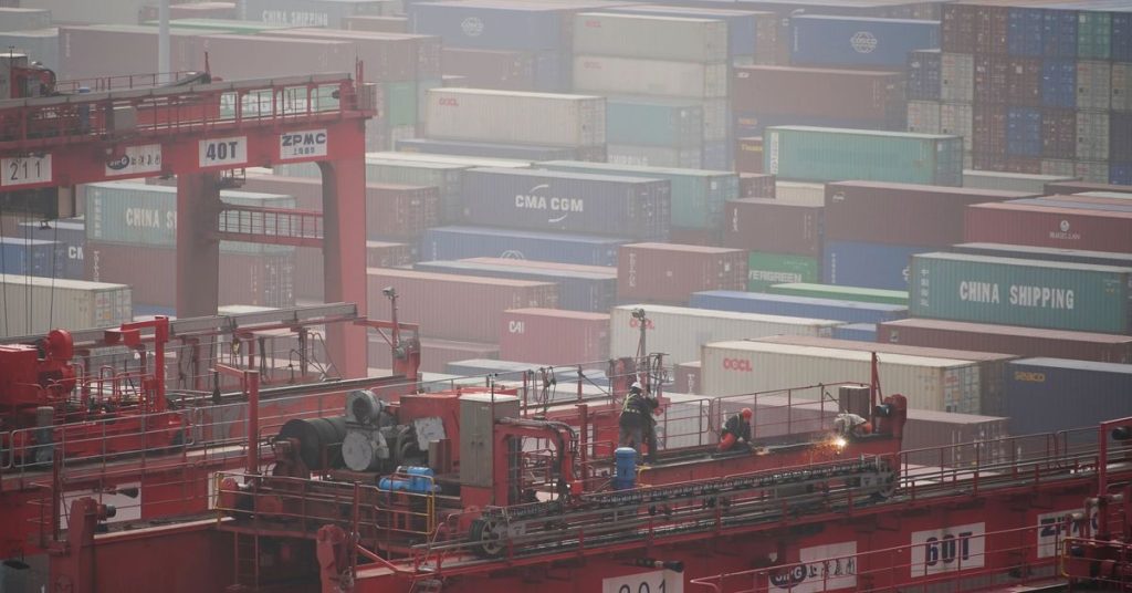Handel w Chinach niespodziewanie kurczy się, gdy koronawirus hamuje i globalny popyt spada