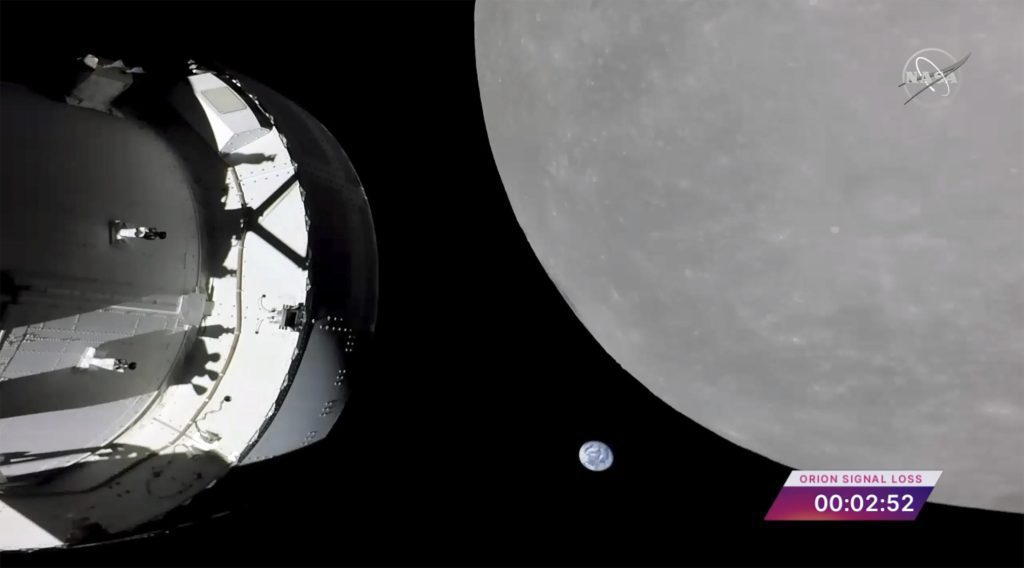 Kapsuła NASA leci nad Księżycem, ostatni duży krok przed orbitą Księżyca