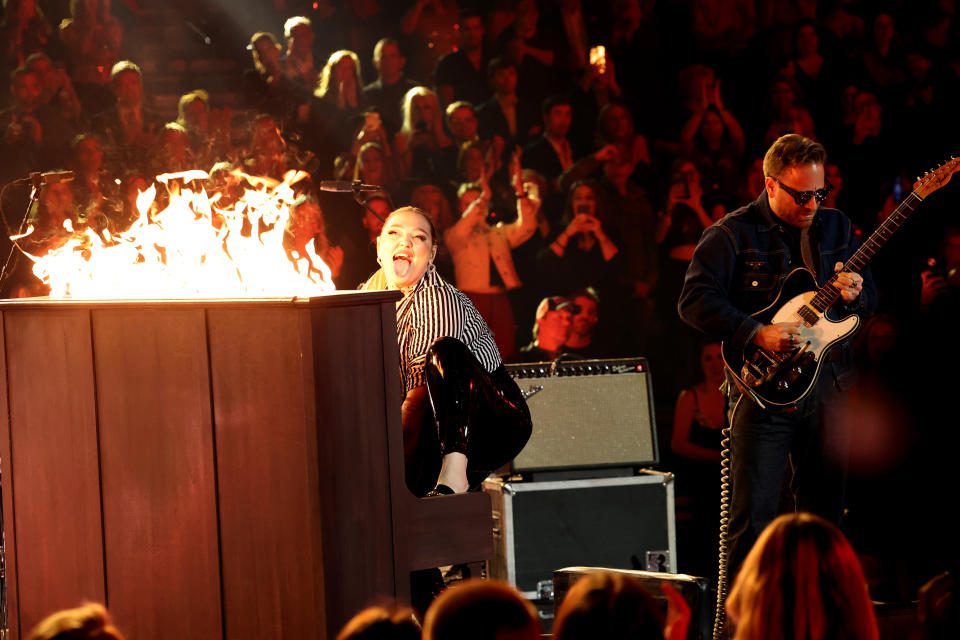Elle King i Dan Auerbach z Black Keys występują na scenie podczas 56. dorocznej gali CMA Awards (fot. Terry Wyatt/WireImage)