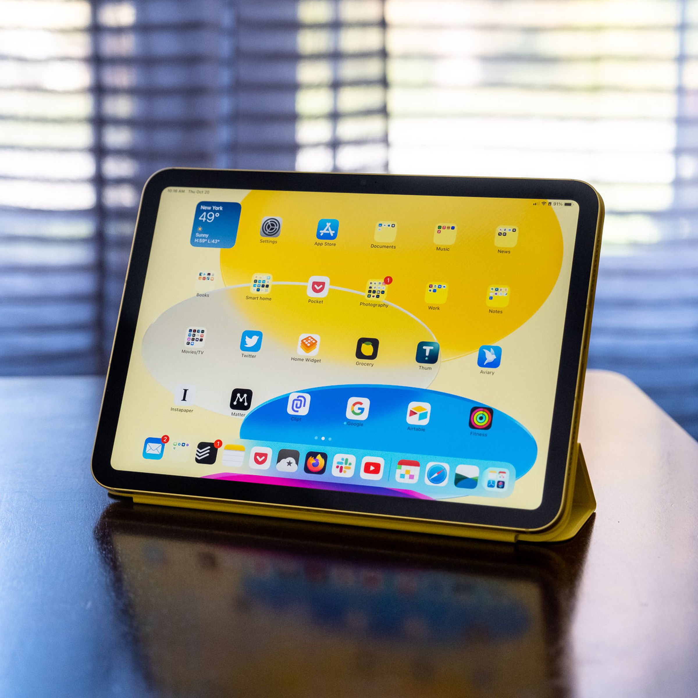 iPad 10. generacji w Apple Smart Folio na drewnianym stole.
