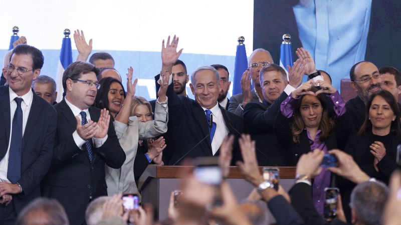 Premier Izraela Yair Lapid gratuluje Benjaminowi Netanjahu zwycięstwa w wyborach