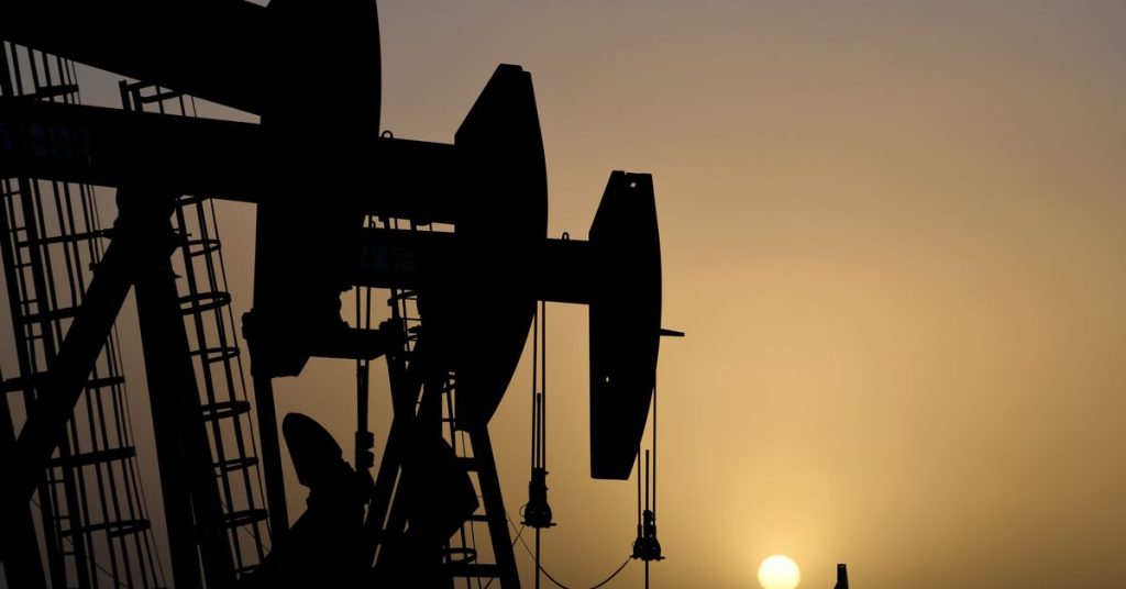 Ropa odbija się od wczesnego spadku po tym, jak Saudyjczycy zaprzeczyli raportowi produkcji OPEC+