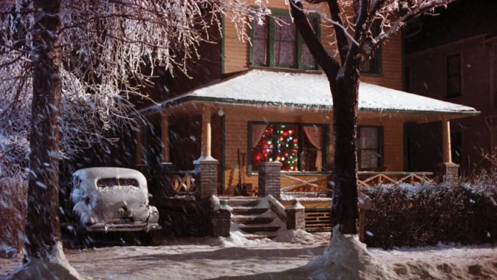 Właściciel domu „Christmas Story” robi zdjęcie aktora z filmu na zewnątrz z fanami