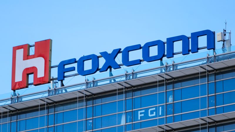 ZHENGZHOU, Chiny: Protestujący w fabryce Foxconn ścierają się z policją, pojawiają się filmy