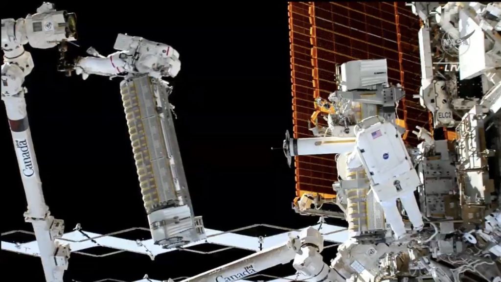 Astronauci instalują nową tablicę słoneczną poza Międzynarodową Stacją Kosmiczną - Spaceflight Now