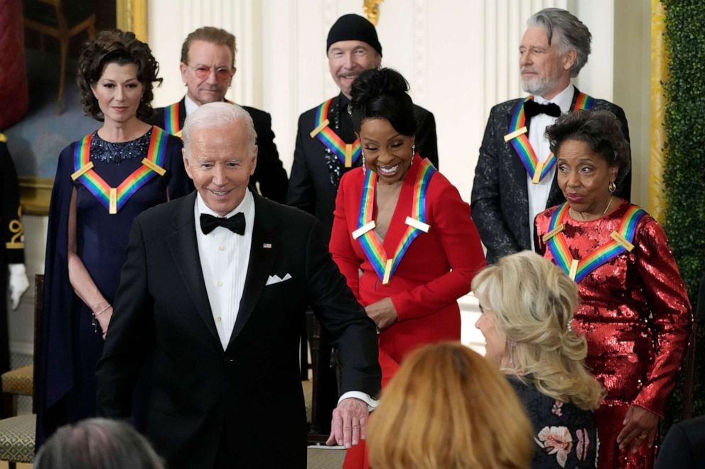 ZDJĘCIE: Prezydent Joe Biden wyciąga rękę do Pierwszej Damy Jill Biden, gdy opuszczają Kennedy Center, aby uczcić przyjęcie w Białym Domu, 4 grudnia 2022 r. W Waszyngtonie.