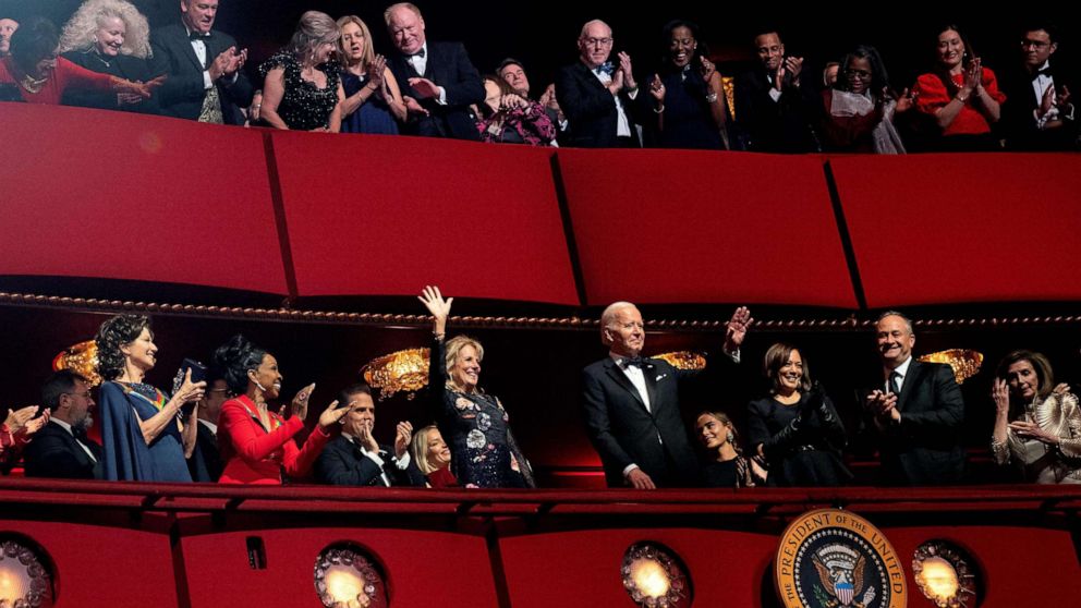 ZDJĘCIE: Prezydent Joe Biden i Pierwsza Dama Jill Biden biorą udział w 45. gali Kennedy Center Honors, 4 grudnia 2022 r. W Waszyngtonie.