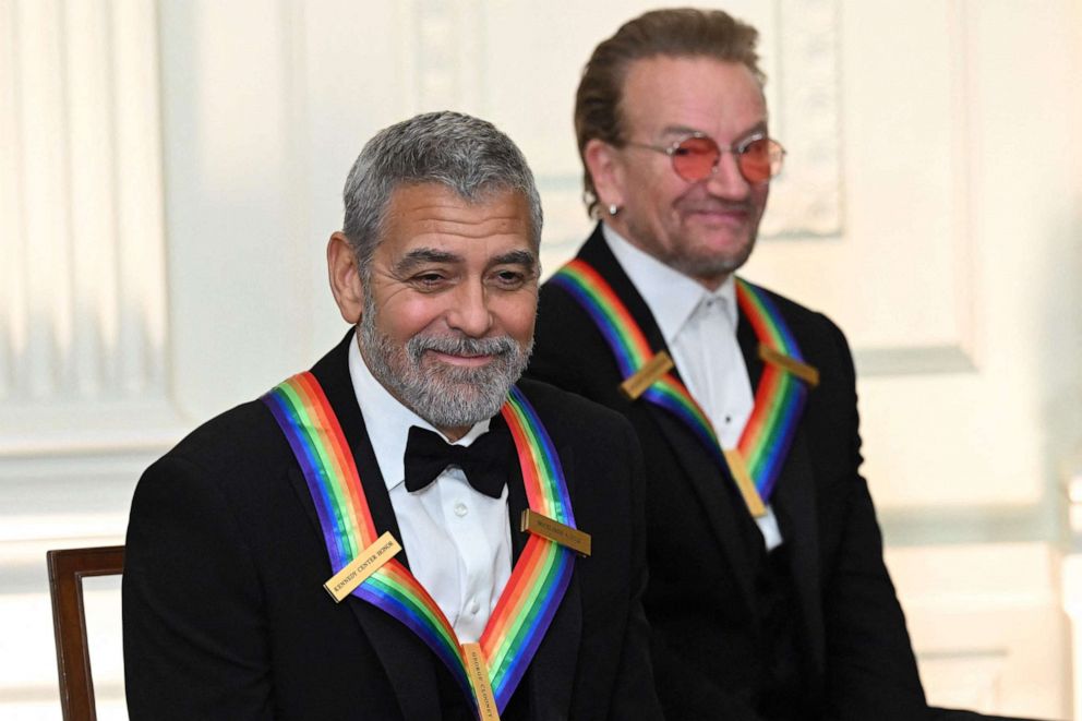 Zdjęcie: Kennedy Center Honors Amerykański aktor George Clooney i Bono z U2 biorą udział w przyjęciu dla uhonorowanych Kennedy Center w Sali Wschodniej Białego Domu, 4 grudnia 2022 r., w Waszyngtonie.