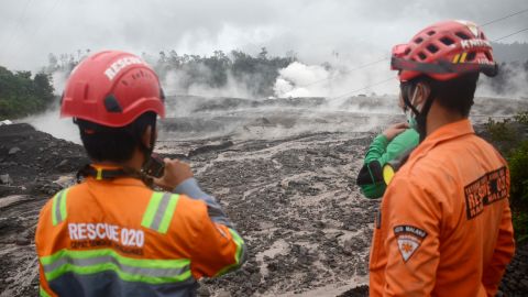 Ratownicy monitorują przepływ materiału wulkanicznego z erupcji wulkanu Semeru w Lumagang, Jawa Wschodnia, Indonezja, 4 grudnia 2022 r. 