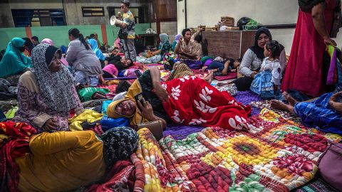 Ludzie szukają schronienia w świetlicy w wiosce Kandipuru po erupcji wulkanu Semeru w Lumagang we wschodniej Jawie, 4 grudnia 2022 r.