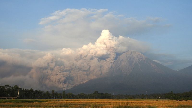 Góra Semeru: Tysiące ewakuowano po erupcji wulkanu w Indonezji