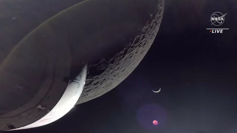 Kapsuła NASA Orion przelatuje obok Księżyca