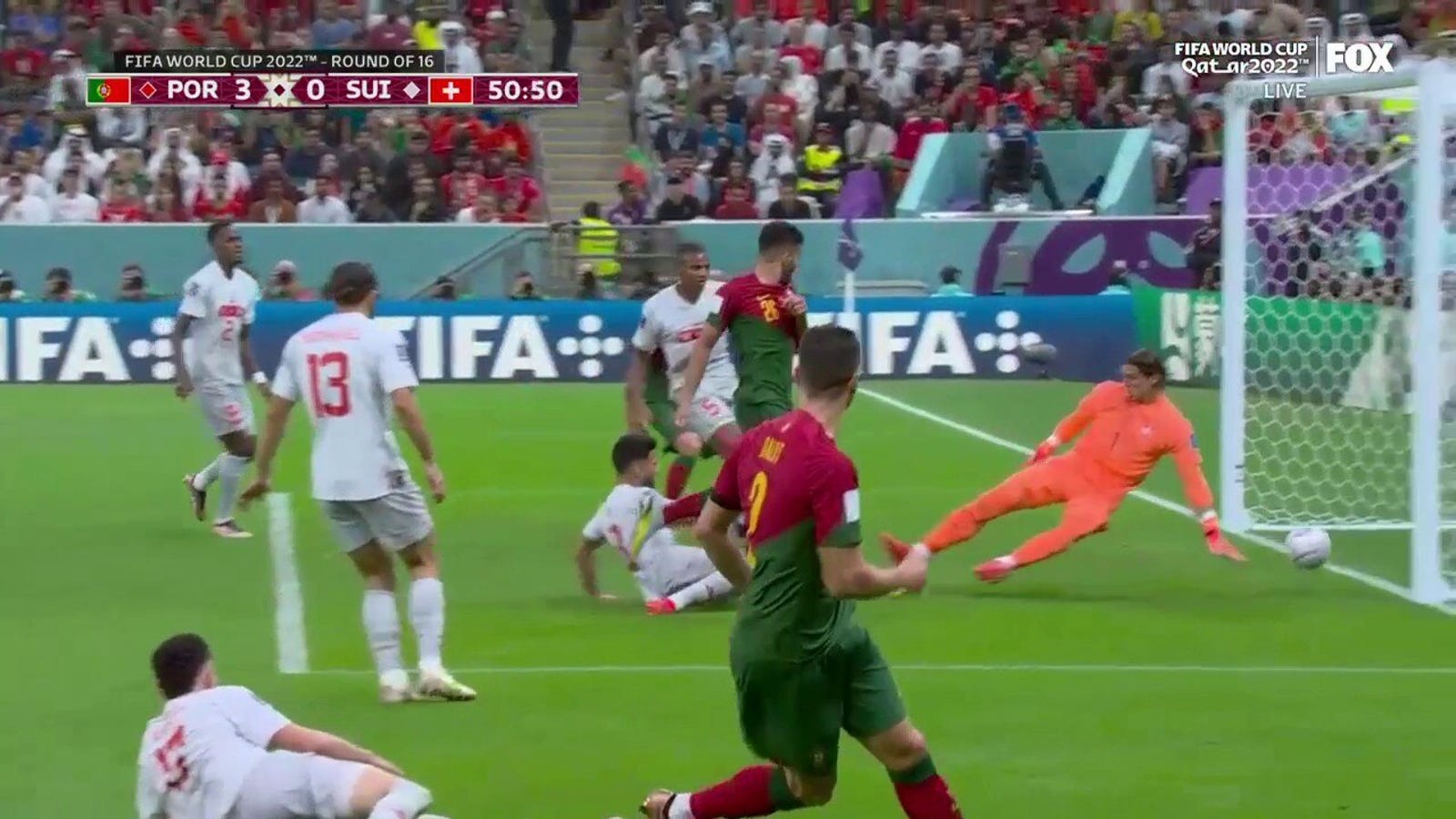 Portugalczyk Goncalo Ramos strzela gola przeciwko Szwajcarii w 50. minucie