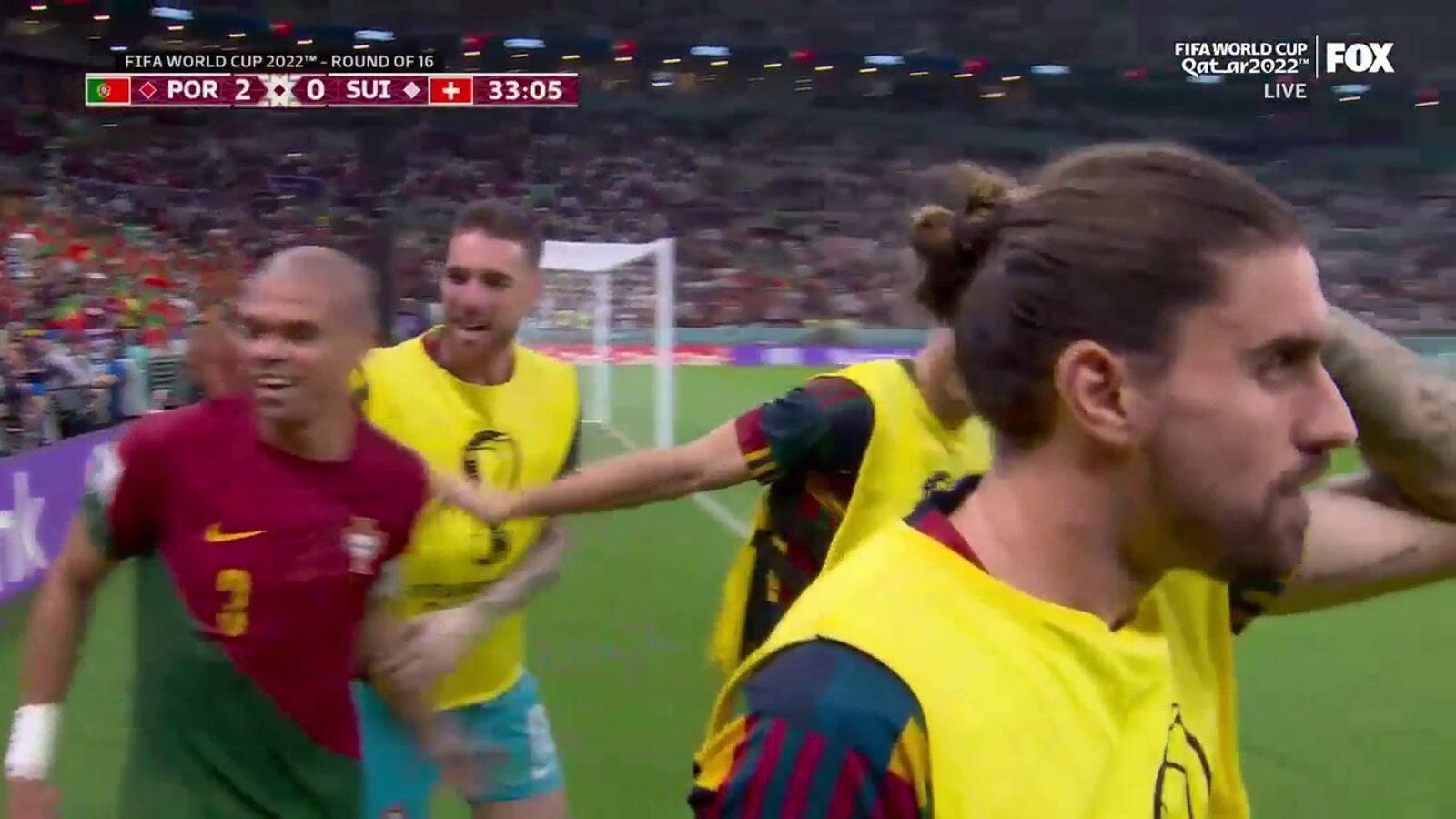 Portugalczyk Pepe strzela gola przeciwko Szwajcarii w 33 minuty