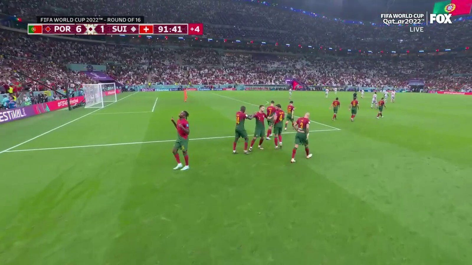 Portugalczyk Rafael Leao strzela gola przeciwko Szwajcarii 90 + 2'