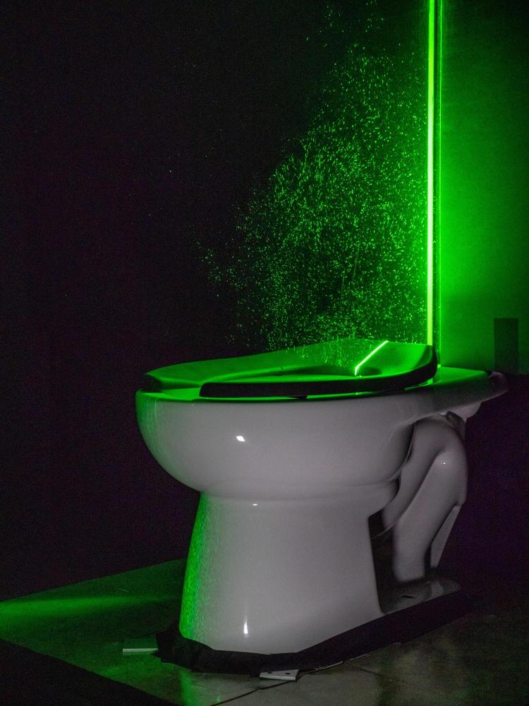 Potężny zielony laser pomaga w wizualizacji pióropuszy aerozolu z toalety 
