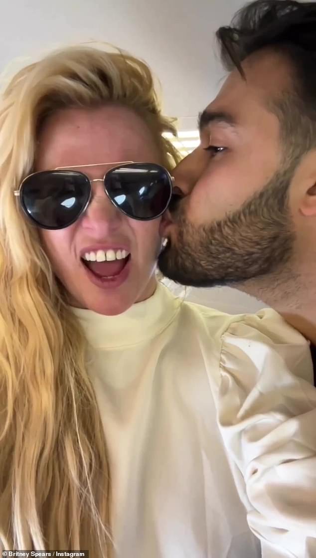 Zabawne: W innej części klipu Sam pocałował Britney w policzek, gdy robiła miny