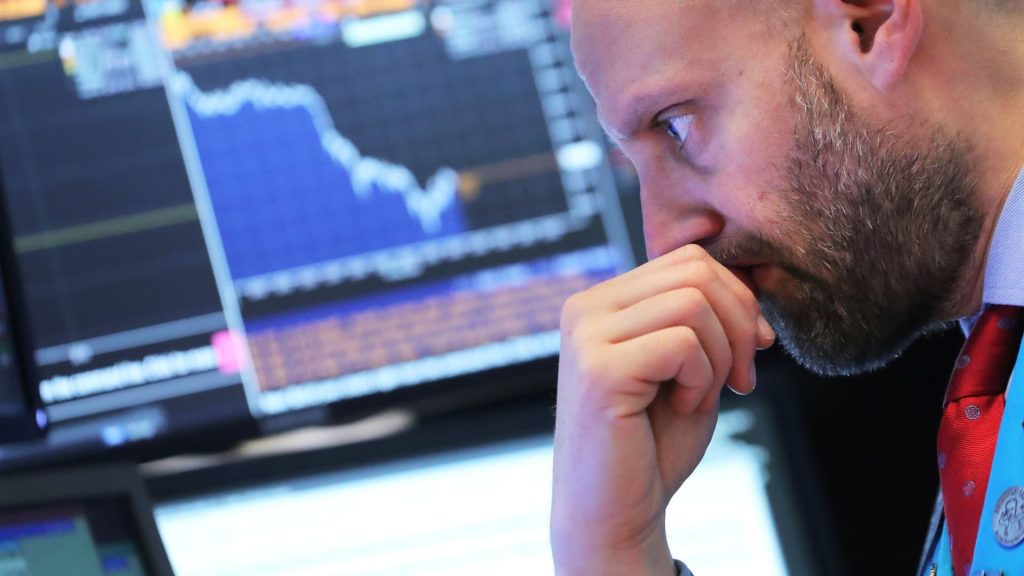 Dow Jones zamknął swój najgorszy dzień od trzech miesięcy, tracąc ponad 700 punktów w związku z rosnącymi obawami przed recesją.