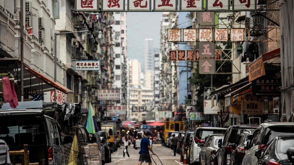 Akcje Hongkongu wzrosły o prawie 3% po doniesieniach, że miasto rozważa złagodzenie prawa Covid