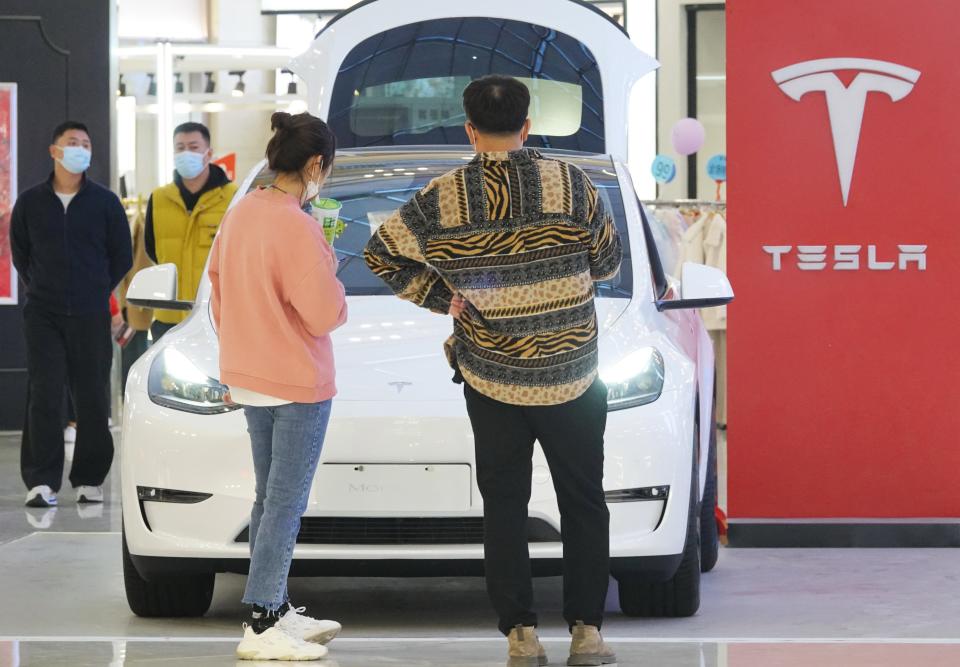 YANTAI, Chiny — 29 października 2022 r. — Klienci zapoznają się z Teslą Model Y w centrum handlowym w Yantai, prowincja Shandong, Chiny, 29 października 2022 r. 24 października 2022 r. Tesla China ogłosiła, że ​​obniży ceny swoich krajowych Model 3 i Model Y, które są dwoma, są wspólne.  (Źródło zdjęcia musi brzmieć CFOTO/Future Publishing via Getty Images)