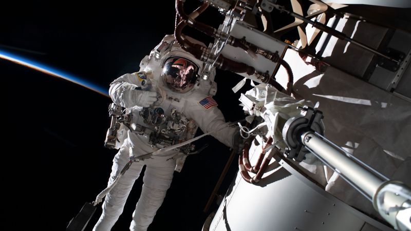 Astronauci dadzą stacji kosmicznej impuls podczas sobotniego spaceru kosmicznego