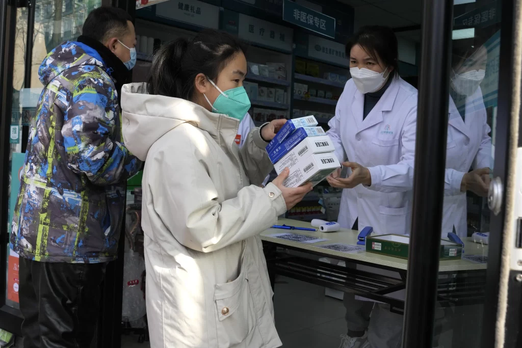Chiny zmagają się z infekcją COVID po złagodzeniu kontroli