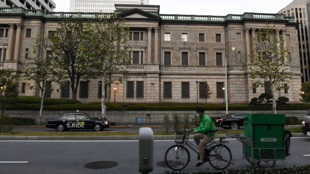 Nikkei 225 spada o ponad 2% po tym, jak Bank Japonii rozszerzył docelową rentowność, jen się umacnia