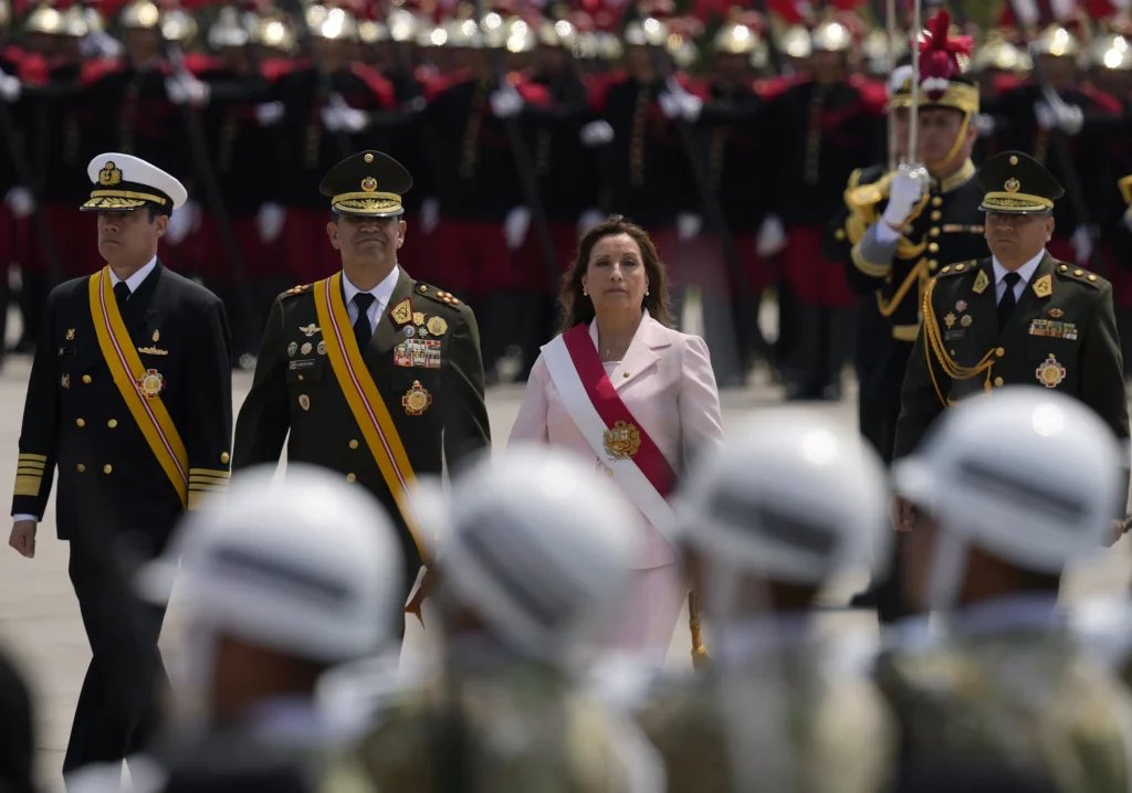 Nowy prezydent Peru pojawia się z armią, aby umocnić swoją władzę