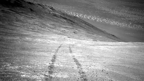 Ze swojego grzędy wysoko na grzbiecie Opportunity zarejestrował to zdjęcie marsjańskiego diabła pyłowego.